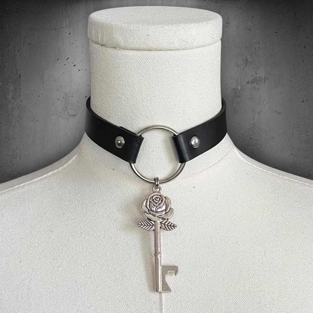 Black PU O-Ring Antique Rose Skeleton Key Pendant Choker Necklace